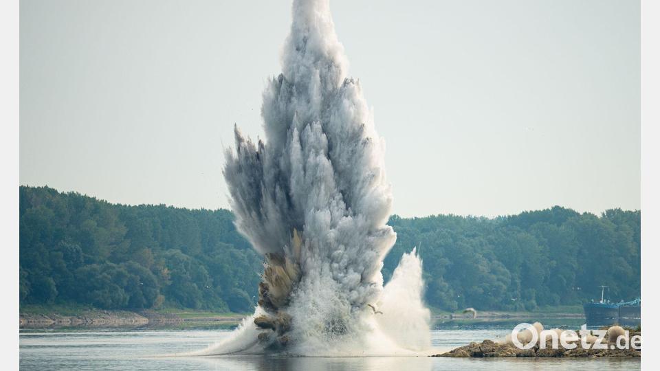 Mit Bums gegen Niedrigwasser: In der Donau in Rumänien werden Felsen gesprengt, um die Wasserzufuhr zu einem Kernkraftwerk zu sichern. Bild: Andreea Alexandru/AP/dpa