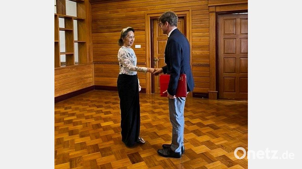Es war das erste Treffen mit einem ausländischen Vertreter seit dem Putsch vor fünfeinhalb Jahren. Bild: Uncredited/Myanmar President Office via AP/dpa