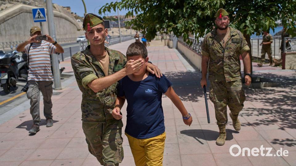 Unter den Zehntausenden Ankömmlingen waren auch sehr junge Migranten. Bild: Bernat Armangue/AP/dpa