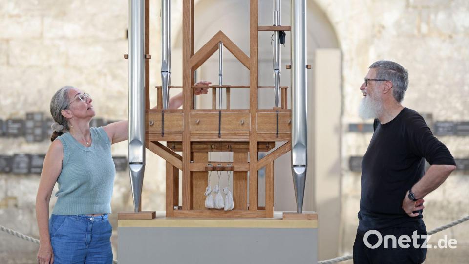 Rainer Neugebauer und Anneli Borgmann, Vorsitzende des Kuratoriums, schauen sich zusammen die Orgel an. Bild: Matthias Bein/dpa
