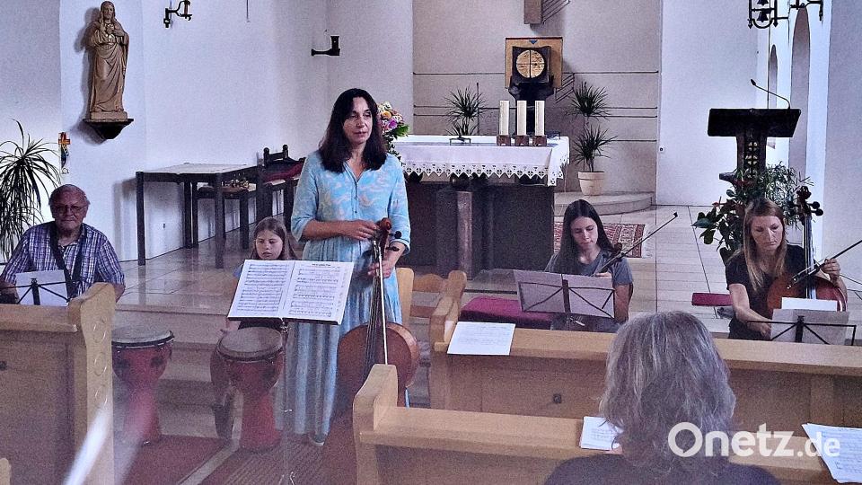 Immerhin 20 Musiker und Interessenten hatten sich zum Workshop eingefunden – Geiger, Bläser, Sängerinnen und Sänger – und gestalteten einen interessanten lebendigen Nachmittag. Bild: Bertram Nold