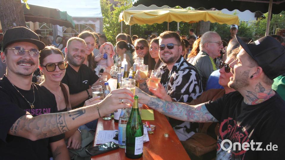 Unter den idyllischen Bäumen und in den Zelten herrschte beim Weinfest in Wondreb beste Stimmung. Bild: Konrad Rosner