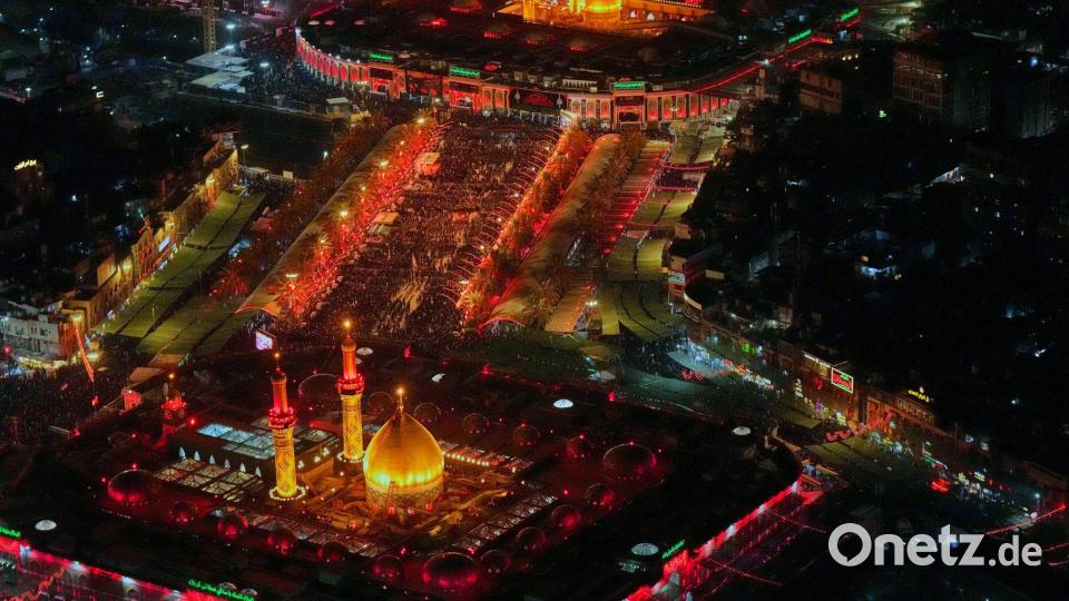 Pilger versammeln sich, um den schiitischen Gedenktag "Arbaeen" im Irak zu feiern. Bild: Hadi Mizban/AP/dpa