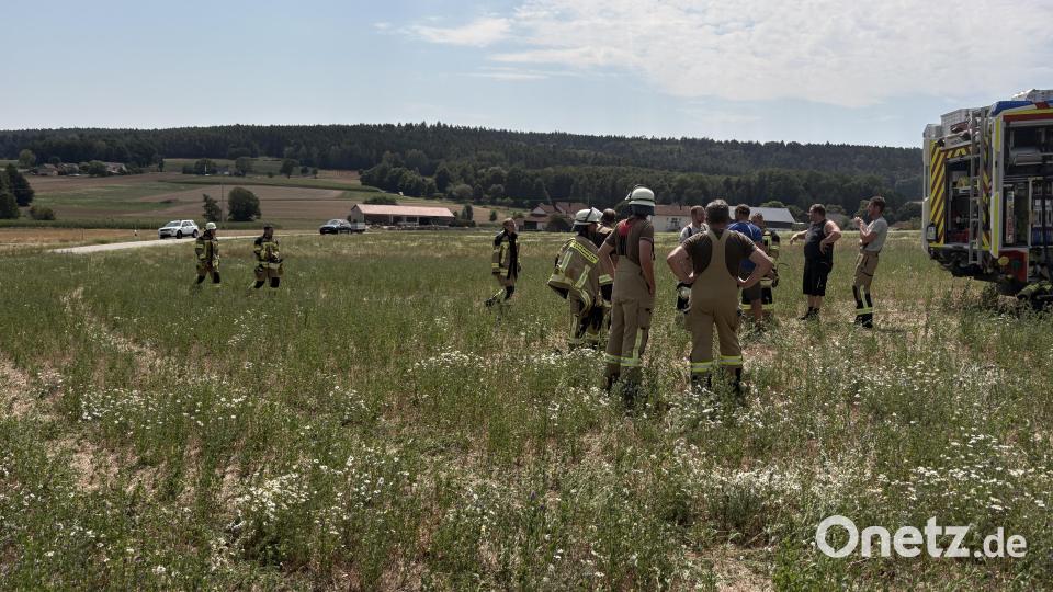 Die Einsatzkräfte berieten sich. Bild: Lukas Büchold