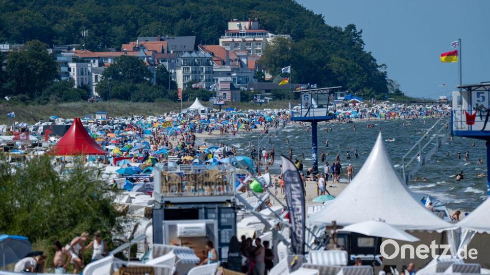 Ganz schön voll: Touristen drängen sich an einem Strand auf Usedom. Bild: Stefan Sauer/dpa