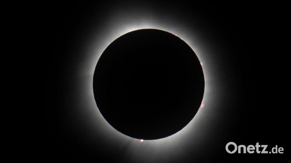 Bei einer totalen Sonnenfinsternis ist ein Strahlenkranz um die Sonne herum zu sehen. (Archivbild) Bild: Michael Conroy/AP/dpa