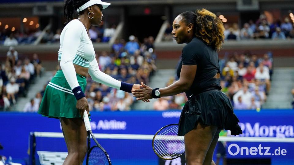 Serena Williams (r) und Venus Williams klatschen sich während des Spiels ab. Bild: Frank Franklin II/AP/dpa