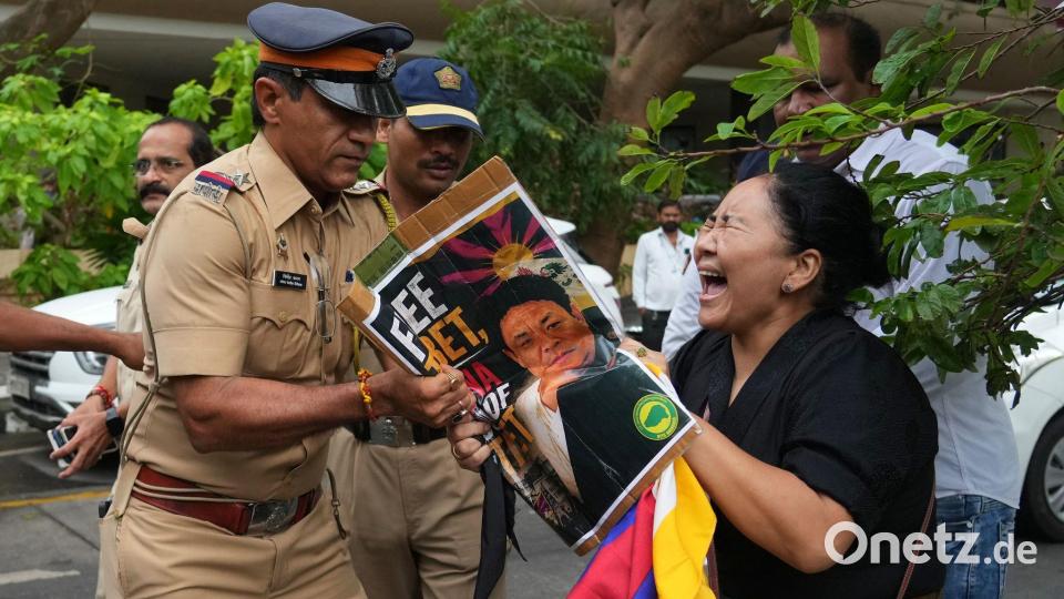 Polizisten in Indien gehen gegen Tibeter vor, die gegen ein Gesetz protestieren, mit dem China den Druck auf Minderheiten erhöht. Bild: Rafiq Maqbool/AP/dpa
