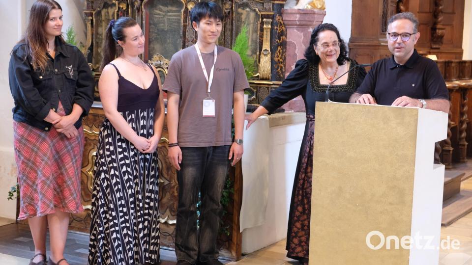 Als Teilnehmer des Festivals stellte Intendantin Sissy Thammer (Zweite von rechts) internationale Künstler und Künstlerinnen aus dem Iran, China, Slowenien und Australien vor. Bild: Robert Dotzauer