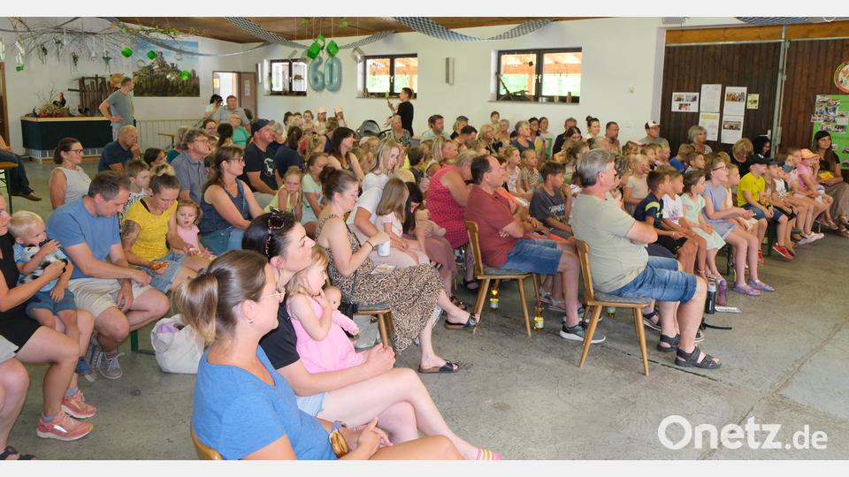 Kasperl ganz nah sehen und erleben zu dürfen ist für die Kinder bei der Auftaktveranstaltung in der Kleintierhalle Floß etwas Einmaliges. Bild: Fred Lehner