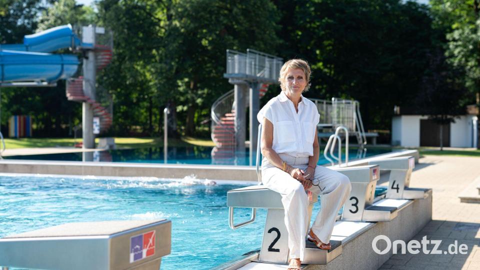 Nach dem Tod ihrer Tochter fand die Autorin Halt und Trost beim Schwimmen. Bild: Lukas Barth-Tuttas/dpa