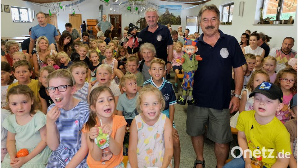 Die Spielpuppen von Hermann Papacek (rechts) haben es den Kindern angetan. Bild: Fred Lehner