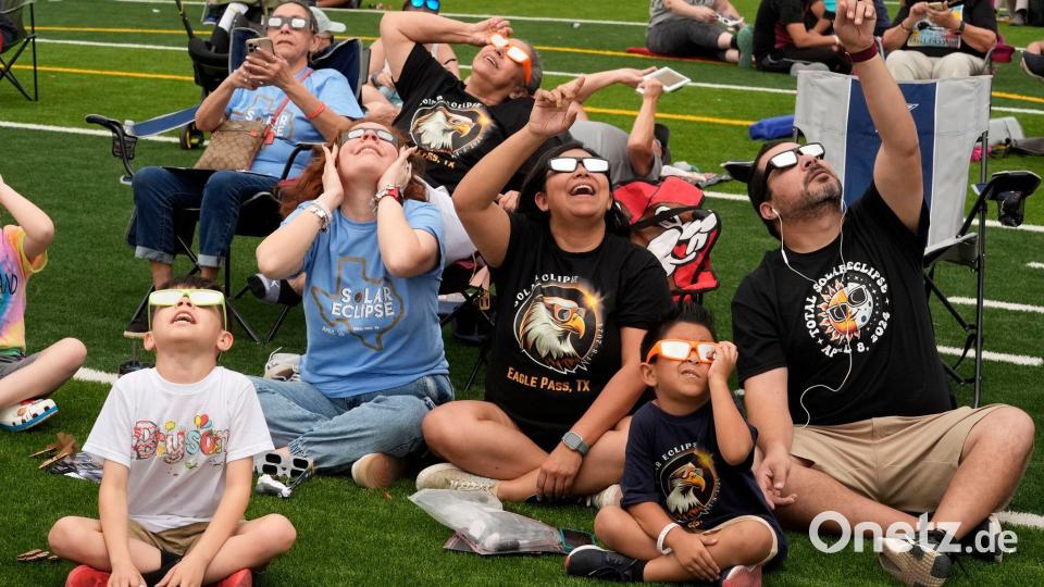 Menschen beobachten 2024, wie der Mond die Sonne während einer totalen Sonnenfinsternis teilweise verdeckt, gesehen von Eagle Pass, Texas. Bild: Eric Gay/AP/dpa