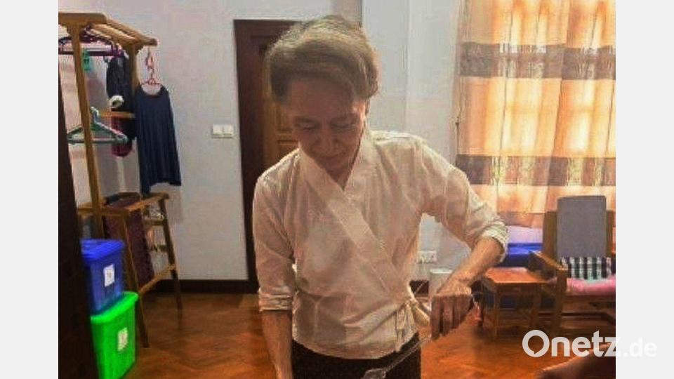 Die Militärregierung veröffentlichte auch Fotos, die Suu Kyi an ihrem Geburtstag im Juni zeigen sollen. Bild: Uncredited/Myanmar President Office via AP/dpa