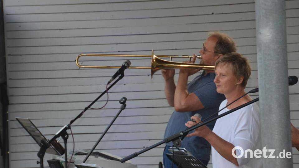 Sogar eine Posaune brachten die Musiker von „Lower Market“ mit, da sie gehört hatten, dass die Vohenstraußer gerne Blasmusik hören. Sängerin Kathrin Meyer und ihren Bandkollegen sorgten für einen ebenso schwungvollen wie musikalisch abwechslungsreichen Abend. Bild: Elisabeth Dobmayer