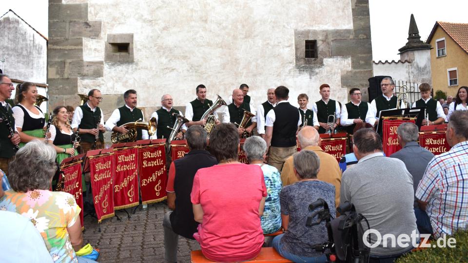 Rund 400 Besucher waren begeistert, als die Musikkapelle Dießfurt im Hof des Dießfurter Schlosses ihre Serenade "Pop meets Blasmusik" spielte. Bild: Renate Gradl