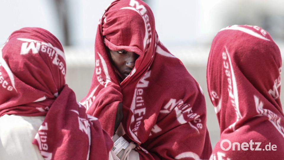 Auf See gerettete Migranten warten im Port de Commerce in Nordfrankreich. Bild: Sameer Al-Doumy/AFP/dpa