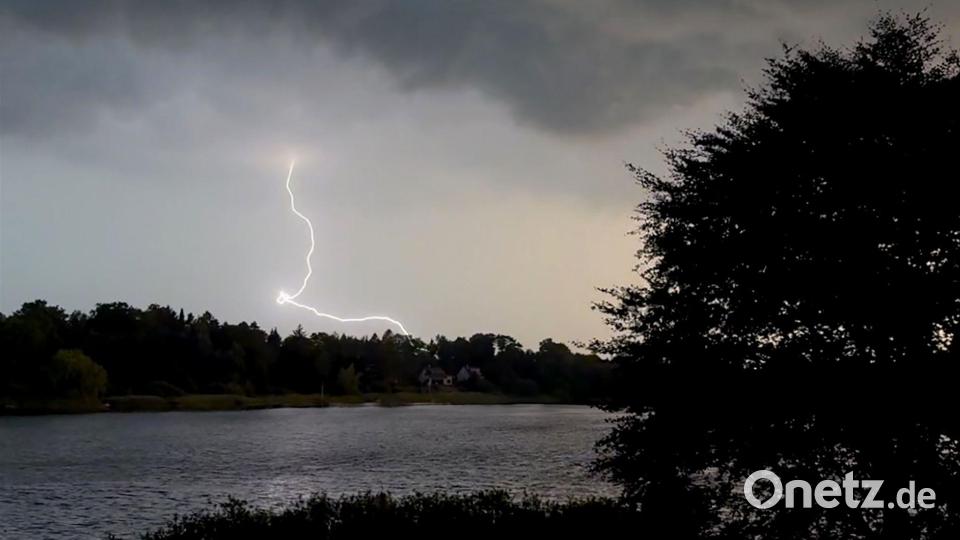 Vielerorts sorgten Gewitter mit Starkregen schon am Abend für Abkühlung. Bild: Daniel Bockwoldt/dpa