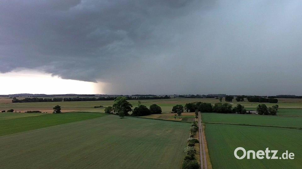 Schwüles Wetter geht in Deutschland auch oft mit Gewittern einher. (Archivbild) Bild: Cevin Dettlaff/dpa