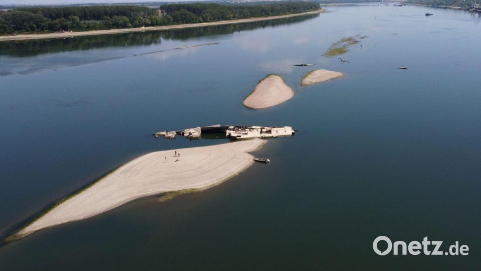 Durch das extreme Niedrigwasser wurde das Wrack eines deutschen Kriegsschiffs aus dem Zweiten Weltkrieg in der Donau zwischen Rumänien und Serbien freigelegt. Bild: Darko Vojinovic/AP/dpa