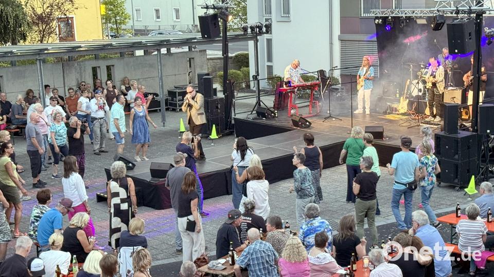 Bei herrlichen 25 Grad füllt sich schnell die Tanzfläche auf der Piazza hinter dem Altenstädter Rathaus. Bild: Martin Gollwitzer