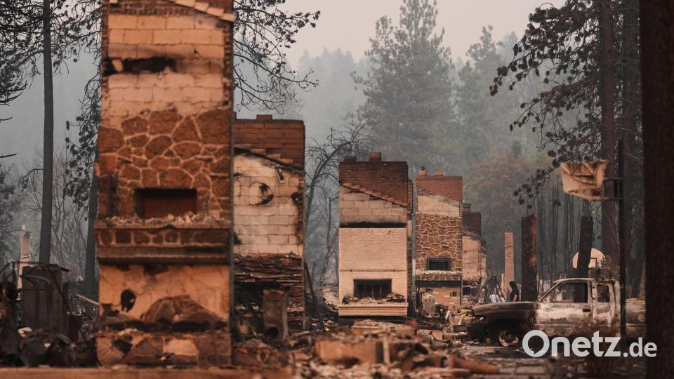 Spokane im US-Bundesstaat Washington nach dem Waldbrand: Nur Schornsteine stehen noch Bild: Lindsey Wasson/AP/dpa