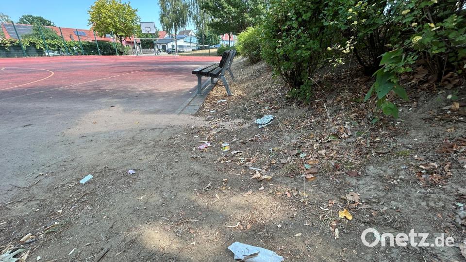 Verhältnismäßig sauber war es am Montagmittag am Bolzplatz in Vohenstrauß. Bürgermeister Uli Münchmeier appelliert an die Vernunft der Kinder und Jugendlichen, ihren Müll nicht einfach liegenzulassen. Im Ernstfall drohen Platzverweise. Bild: ck