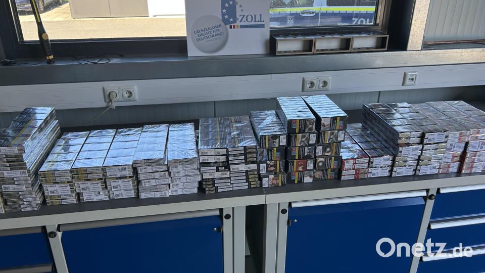 Zollbeamte in Waidhaus entdecken bei einer Kontrolle über 17.000 unversteuerte Zigaretten in einem Auto. Ein Steuerstrafverfahren wurde eingeleitet. Bild: Hauptzollamt Regensburg