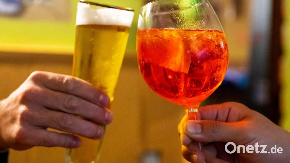 Aperol Spritz läuft vor allem bei Frauen anderen alkoholischen Getränken wie Bier den Rang ab. (Archivbild) Bild: Christophe Gateau/dpa
