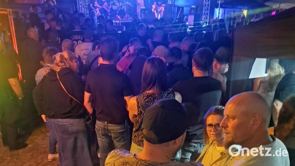Neben den vielen Sitzplätzen waren auch die Stehplätze vor der Bühne dich gefüllt. Bild: Annemarie Mösbauer