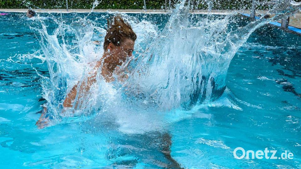 Ein Junge springt in das Becken eines Freibades in Leipzig. Bild: Hendrik Schmidt/dpa