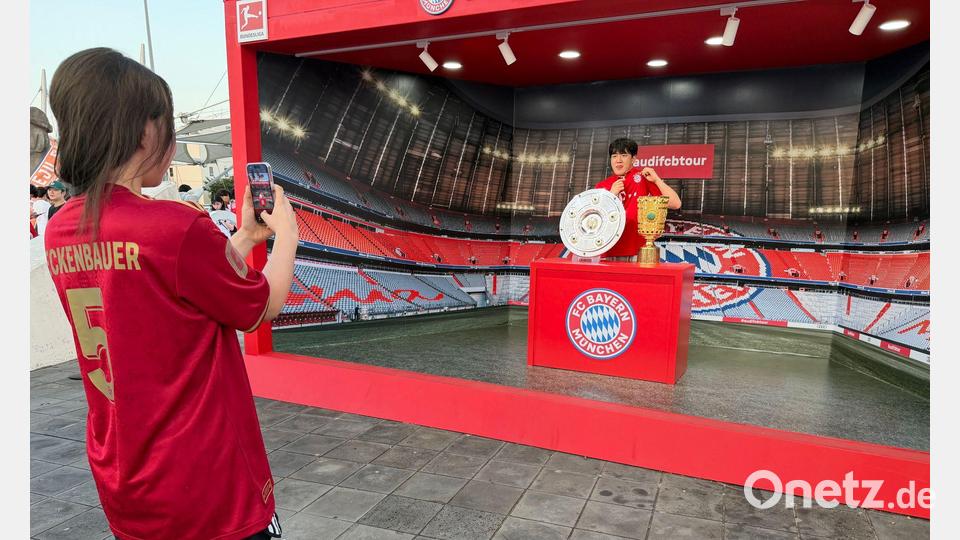 Die Pokale waren ein Hingucker für die Fans. Bild: Christian Kunz/dpa