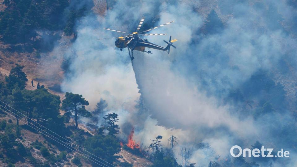 Die Löscharbeiten aus der Luft werden unter Hochdruck fortgesetzt. Bild: Petros Giannakouris/AP/dpa