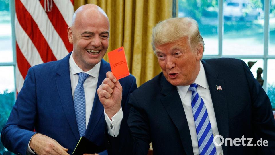 Die Spaßvögel Donald Trump und Gianni Infantino (l) bei der Arbeit. (Archivbild) Bild: Evan Vucci/AP/dpa