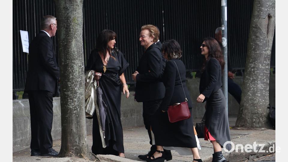 Auch Bono nahm an der Beerdigung des irischen Musikers teil. Bild: Damien Eagers/PA Wire/dpa