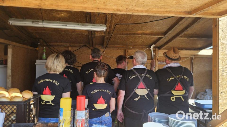 Ordentlich ins schwitzen kam das "Team Hollowstone BBQ" in der Grillhütte. Bild: Jürgen Leißner