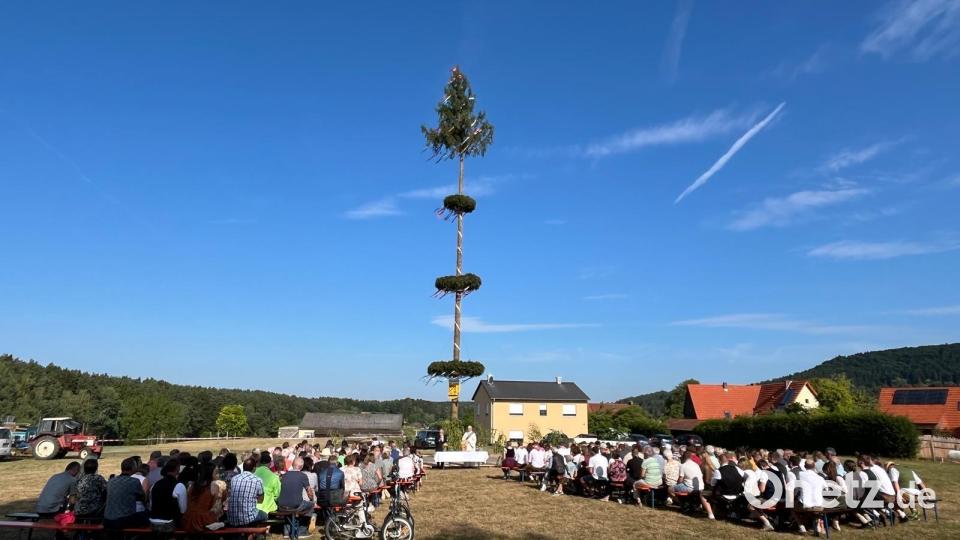 Eine bis auf den letzten Platz gefüllte "Kirche" unterm Kirwabaum. Bild: Jürgen Leißner