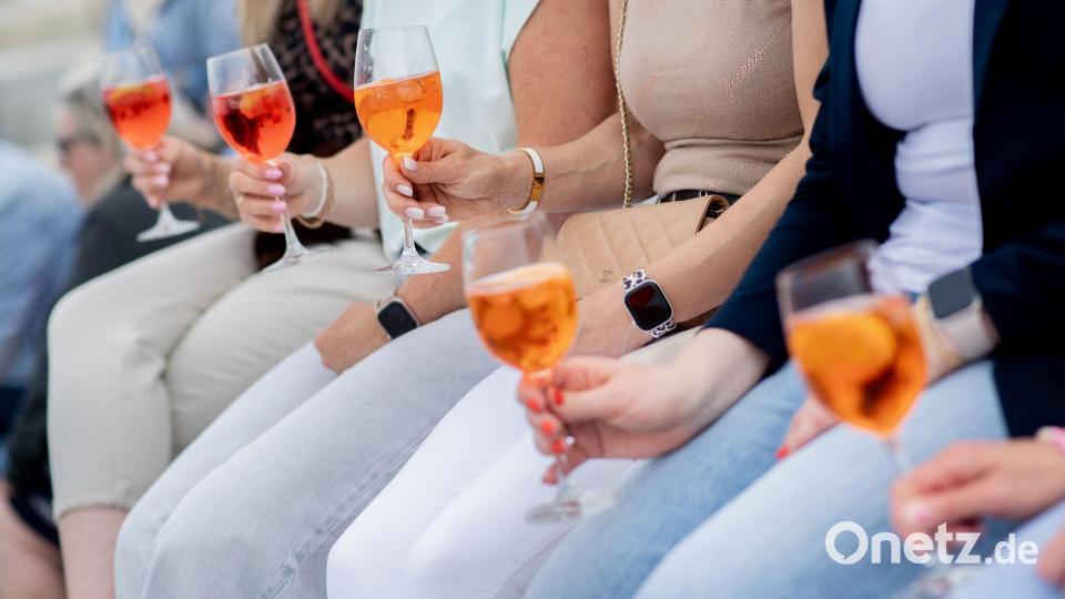 Frauen, die Aperol Spritz trinken - sieht man häufig in Deutschland. (Archivbild) Bild: Hauke-Christian Dittrich/dpa