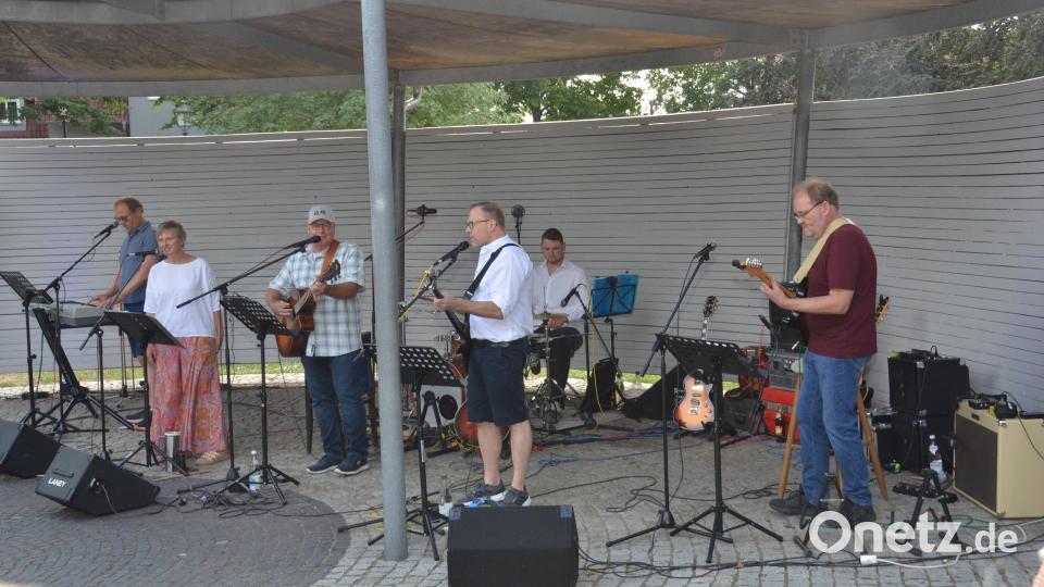 Mit dem Klassiker „Proud Mary“ eröffnete die Band einen Abend voller musikalischer Erinnerungen. „Lower Market“ überzeugte dabei nicht nur mit Spielfreude und musikalischer Qualität, sondern auch mit ihrer Nähe zu den Zuhörern. Bild: Elisabeth Dobmayer