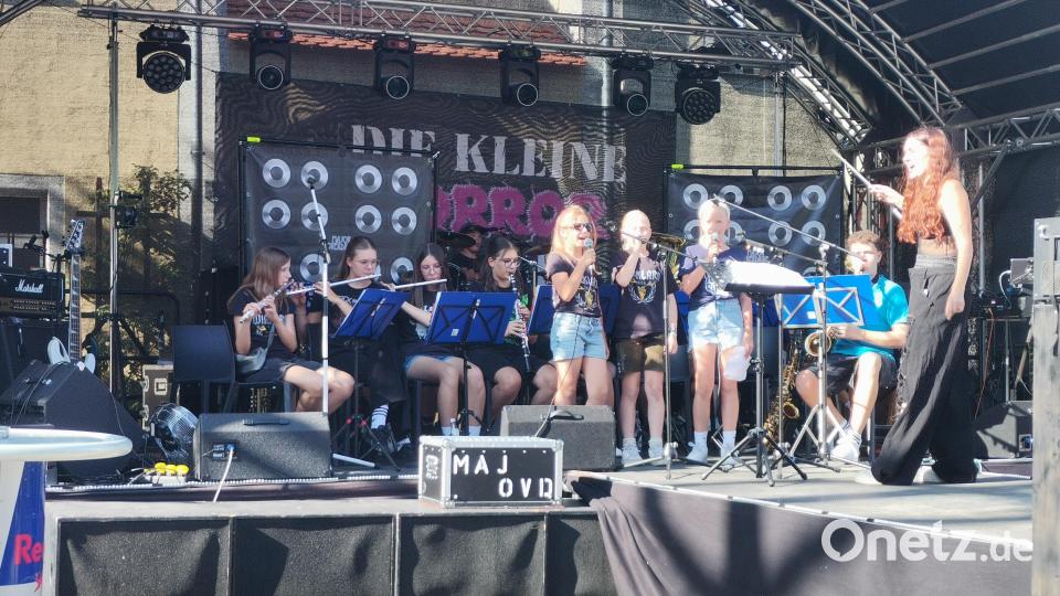 Die Jugendblaskapelle, unter der Leitung von Susanne Hutzler, mit den jungen Sängerinnen Tina, Jana und Eva. Bild: Annemarie Mösbauer