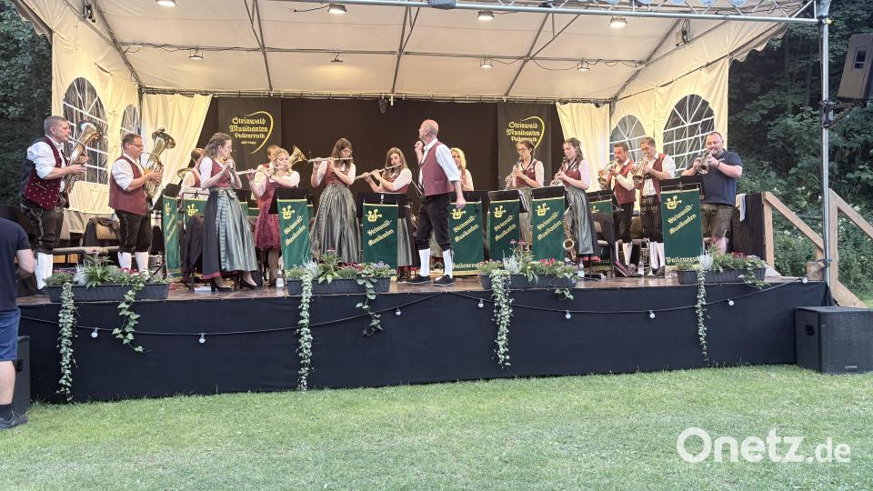Die Steinwaldmusikanten, dirigiert von Johannes Hecht (vorne, Mitte), begeistern zum 30. Mal ihr Publikum bei der Serenade. Bild: Alexander Hörl