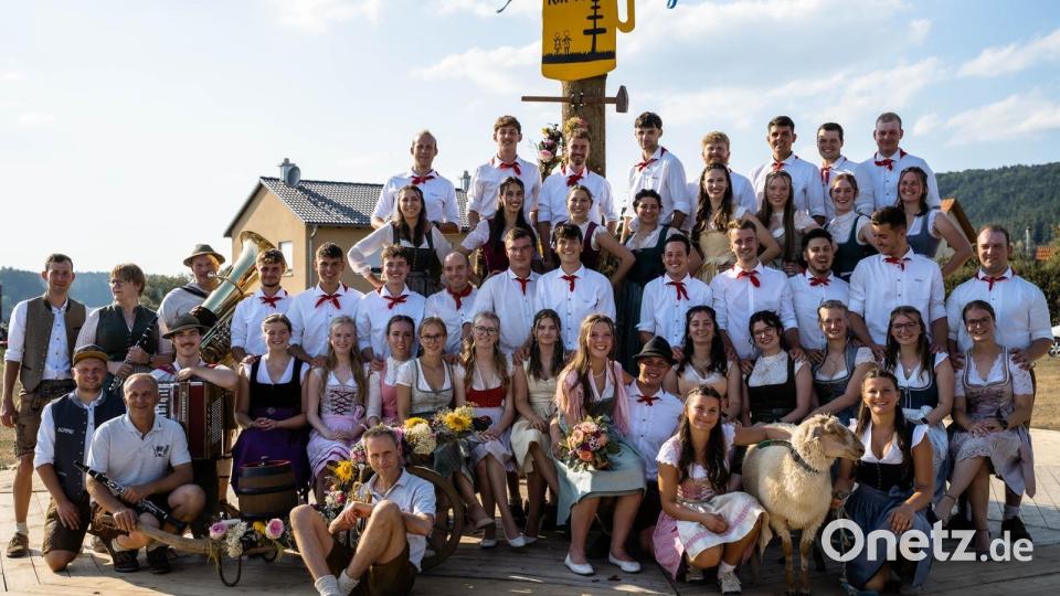 Die 20 Holnsteiner Paare mit den "Spitzboum" und dem neuen Oberkirwapaar Luca Wurzer und Eva Tuchbreiter (Mitte). Bild: Jürgen Leißner