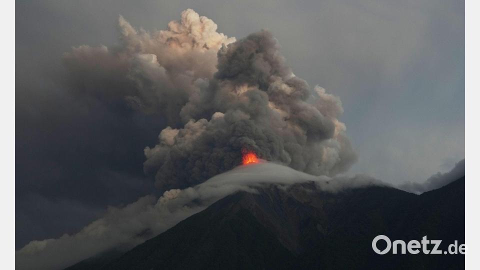 Lavaströme und Asche steigen aus dem Krater des Vulkans Fuego in Guatemala auf. Bild: Moises Castillo/AP/dpa