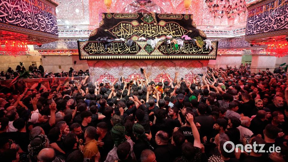 Arbaeen im Irak: Gläubige berühren den Schrein von Imam Hussein Bild: Hadi Mizban/AP/dpa