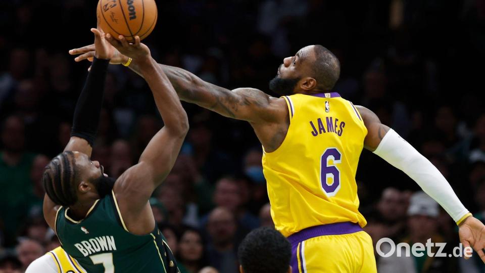 Lange Gegner, nun Kollegen: Jaylen Brown und LeBron James. (Archivbild) Bild: Michael Dwyer/AP/dpa
