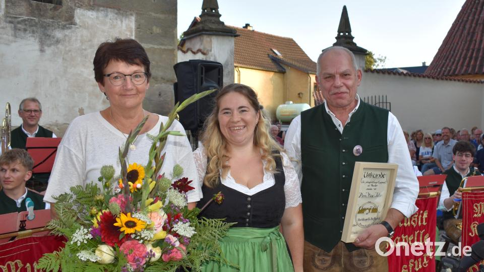 Die Vorsitzende der Musikkapelle Dießfurt Sophia Weber (Mitte) ernannte Max Ficker zum Ehrenmitglied und bedankte sich bei ihm und seiner Frau Ute. Bild: Renate Gradl