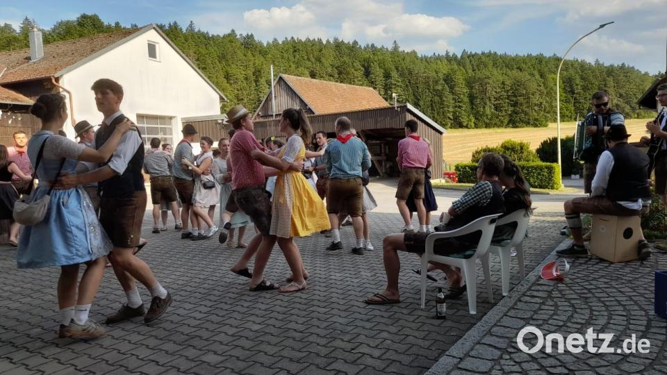 Das Tanzen bei der Holnsteiner Kirwa ließ auch am Montag nicht nach beim Umzug durch das Reinbachtal, hier in Gaisheim. Bild: Jürgen Leißner