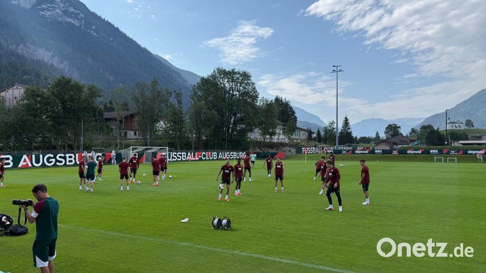 In der Tiroler Idylle bereiten sich die Augsburger auf die kommende Saison vor. Bild: Manuel Schwarz/dpa