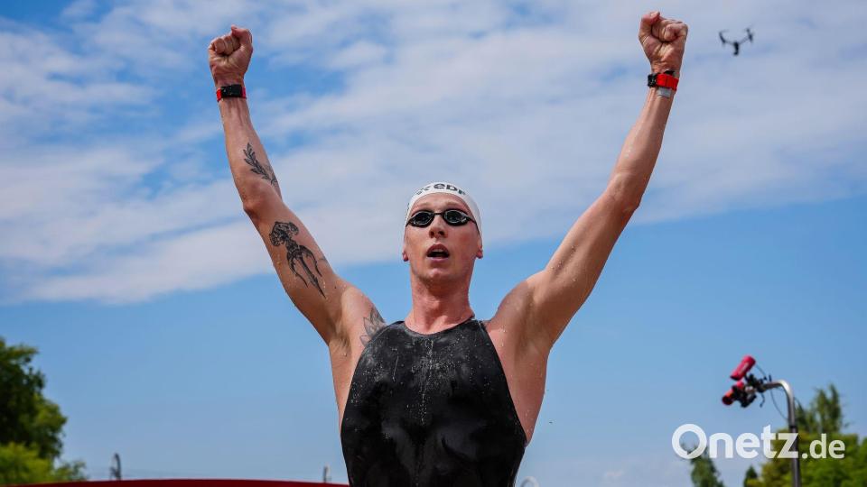 Der deutsche Schwimmer Florian Wellbrock jubelt nach seinem Sieg im 10-km-Freiwasserschwimmen der Männer in der Seine in Paris. Bild: Aurelien Morissard/AP/dpa