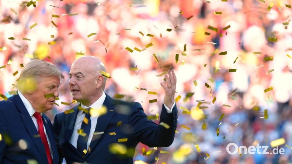 Also bei der WM-Siegerehrung haben Donald Trump und Gianni Infantino (r) noch miteinander gesprochen. (Archivbild) Bild: Jacquelyn Martin/AP/dpa
